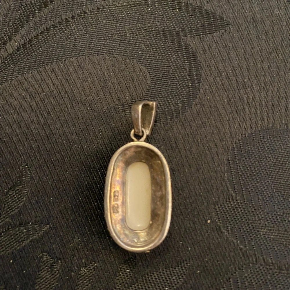 Elegant Sterling Silver Mother Of Pearl Center Stone With Smaller Pearls Pendant - Picture 3 of 4